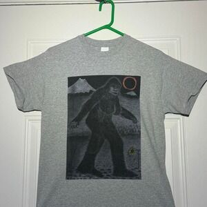 Gray Gildan Bigfoot graphic tee with black & white illustration of Bigfoot SZ M